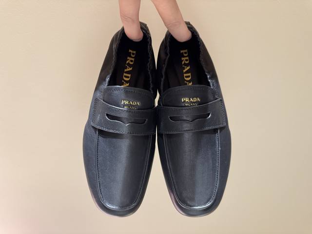 Prada 26 early spring runway shoes are worn by bloggers. This new season's distr