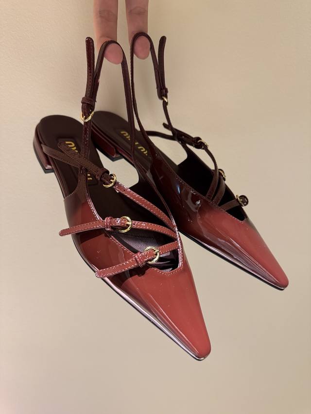 Miu Miu flat sandals* 25 Early fall hit, the same style worn by Zhang Yuanying o