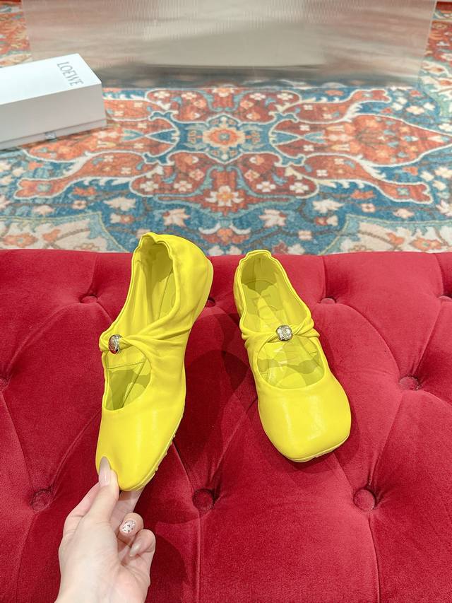 Loewe's new summer 2025 ultra-soft Nappa leather Pebble ballet flats. These ball