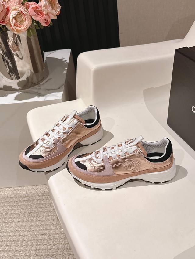 Chanel 25A, the latest thick-soled casual sneakers, are now available at the cou