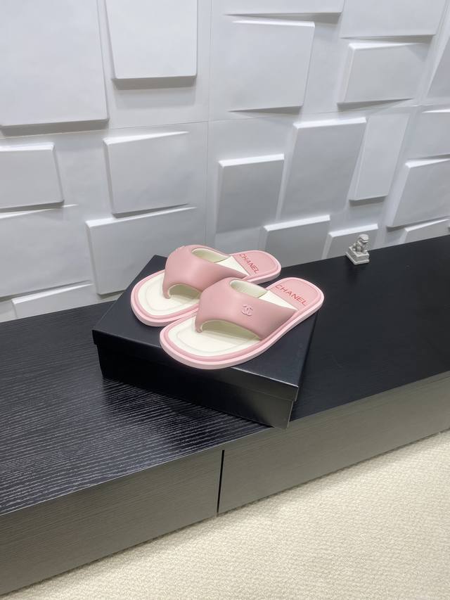 Factory Price: Chanel's new summer flip-flops and beach sandals. Chanel's hot-se