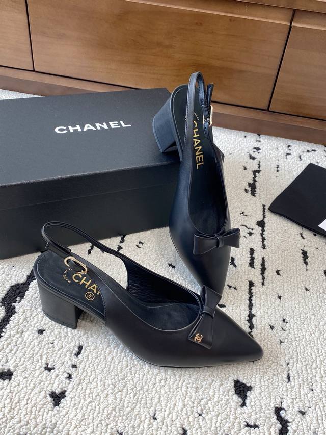 Chanel 25A Spring/Summer's latest bow-knotted open-back dress shoes are highly r