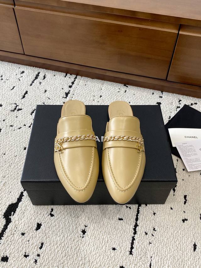 Chanel | Chanel 25C early spring low-heeled, pointed-toe flat slippers with a ch