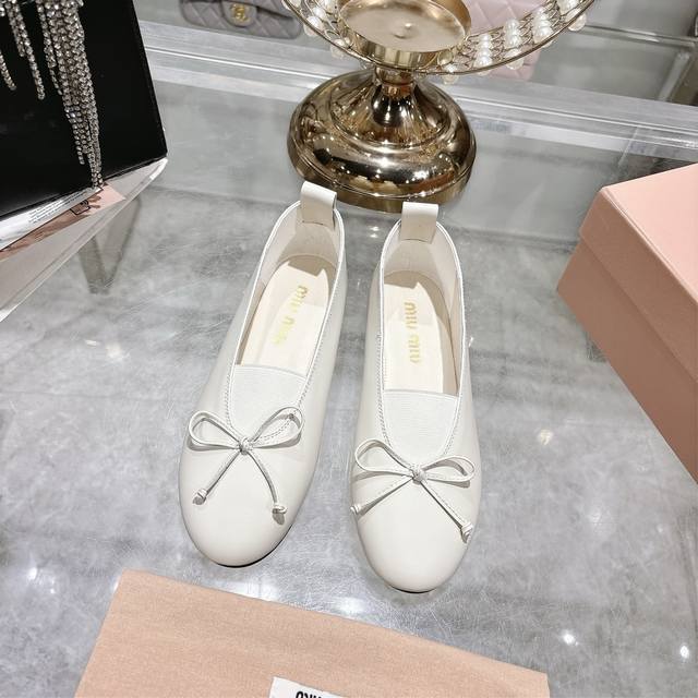 Miu Miu 25Ss Spring/Summer new retro bow-knot round-toe flat heels. Fresh spring