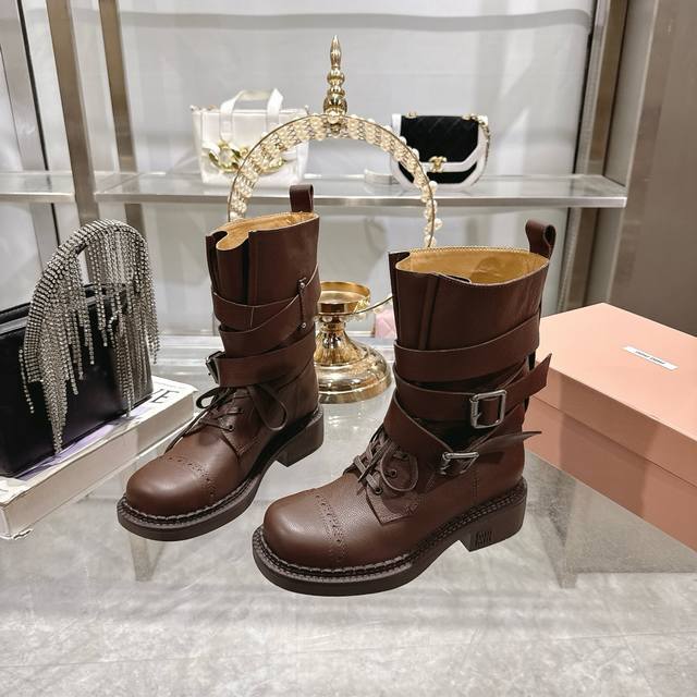 leather. Niu Jing's new 25Ss autumn/winter Martin boots are a stylish, knight bo