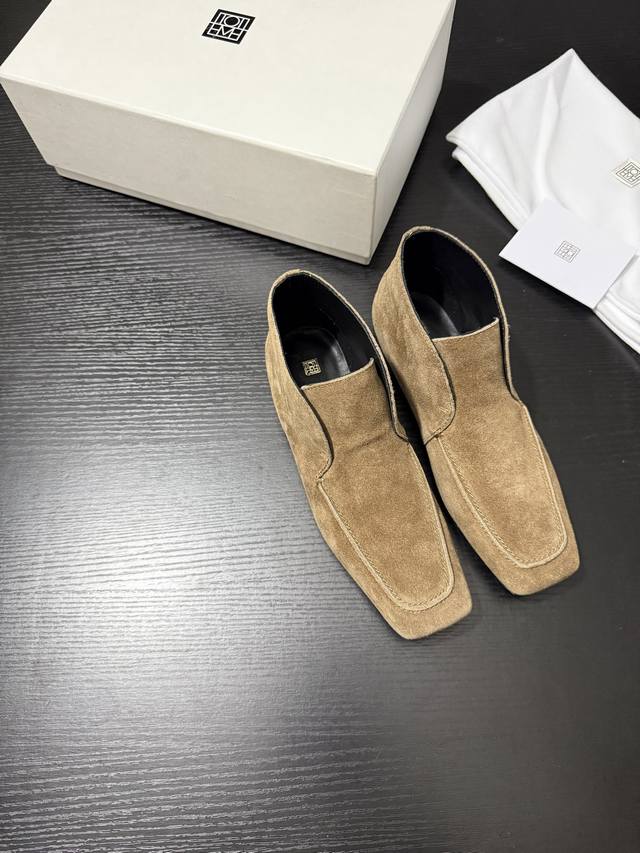 Totem* New arrival: Simple lines outline a neat silhouette. The suede loafers wi