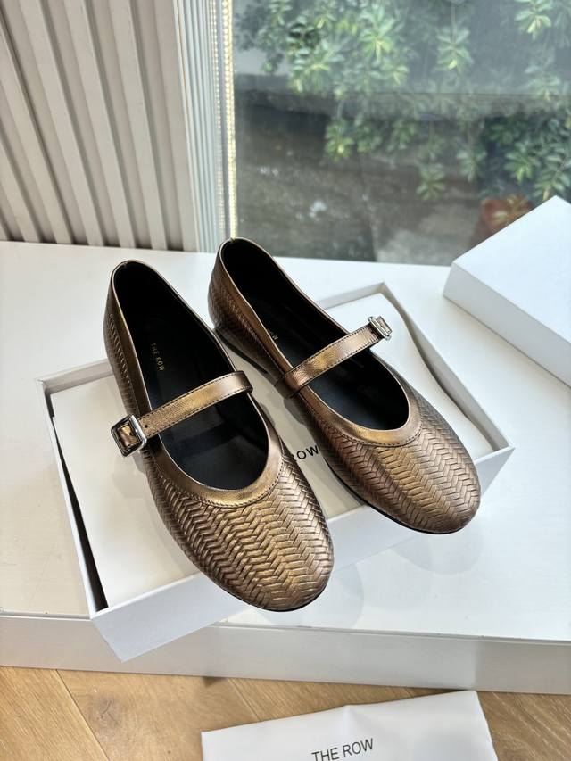 G679 What you see is what you get. The Ro* genuine leather round-toe, minimalist