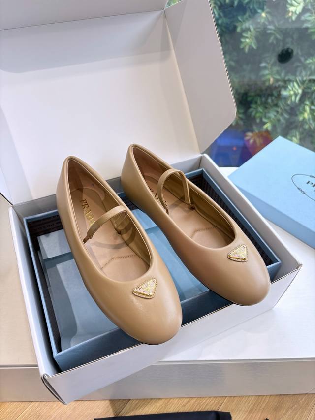 airplane box G887 Prada's latest 2025 Mary Jane loafers feature a retro and styl