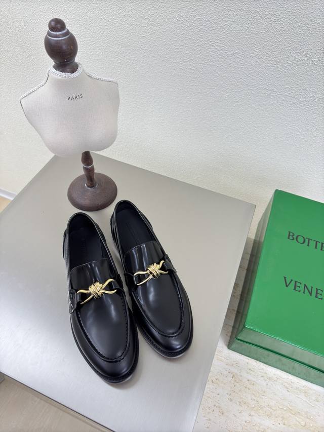 Bottega Venet* genuine leather and gold-tone knotted cord accessories. Astaire l