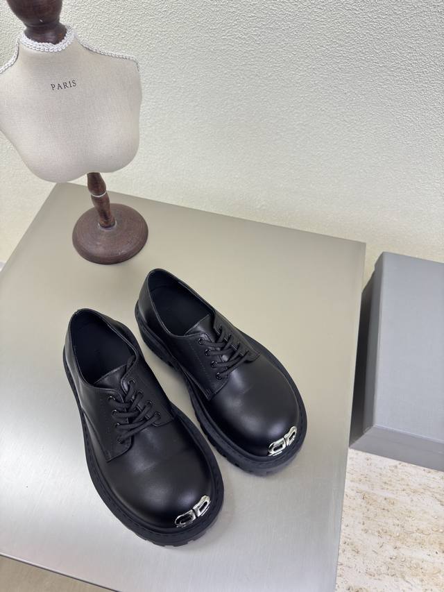 Balenciaga Stomper Derby shoes. This new Balenciaga Stomper Derby shoes are the