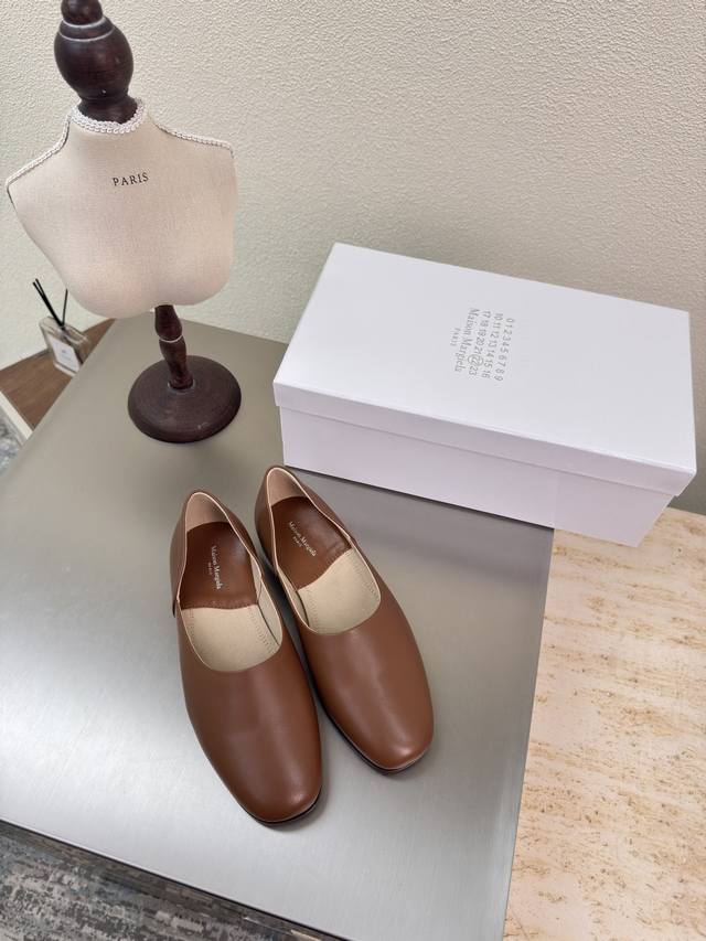 Flat-soled vintage cowhide leather flats by Mm6 Maison Margiela. Made from cowhi