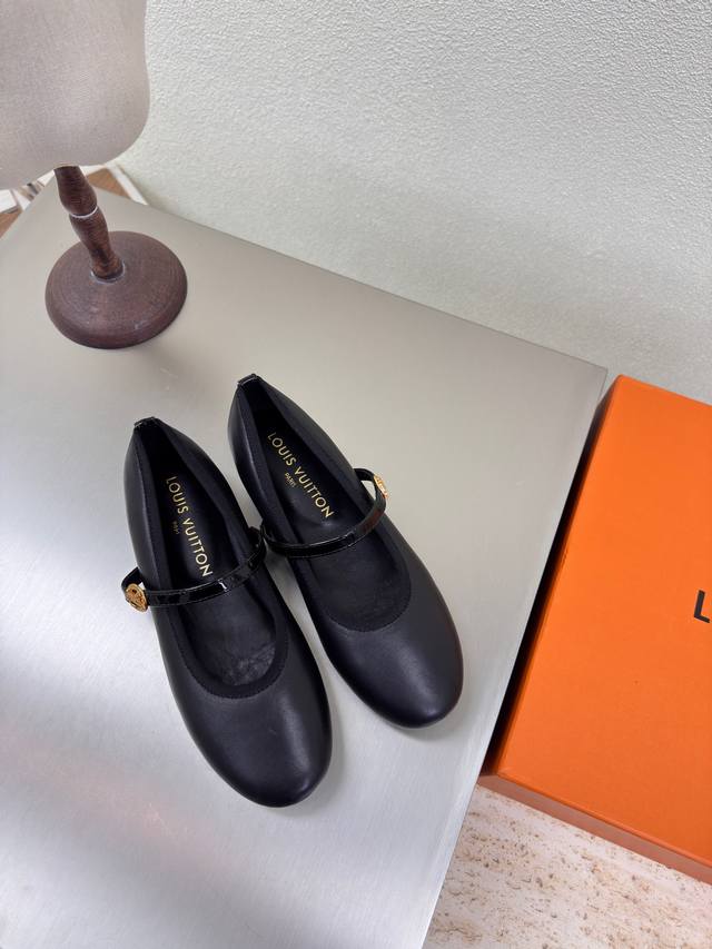 Original hardware plain L donkey ballet flats. Highly cost-effective black lambs