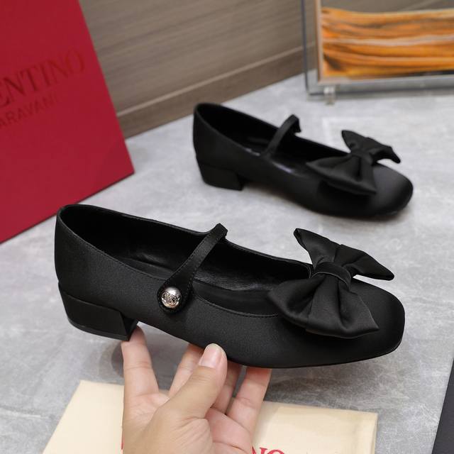 The latest hit Valentino SS early spring Bowow shoes are here! Valentino Garavan