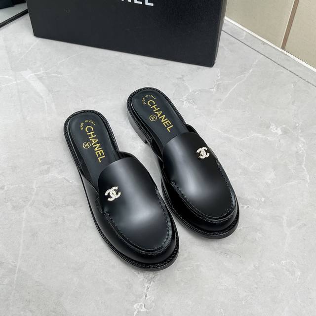 Popular slippers and sandals, Chanel 25C British-style double C loafers are a mu