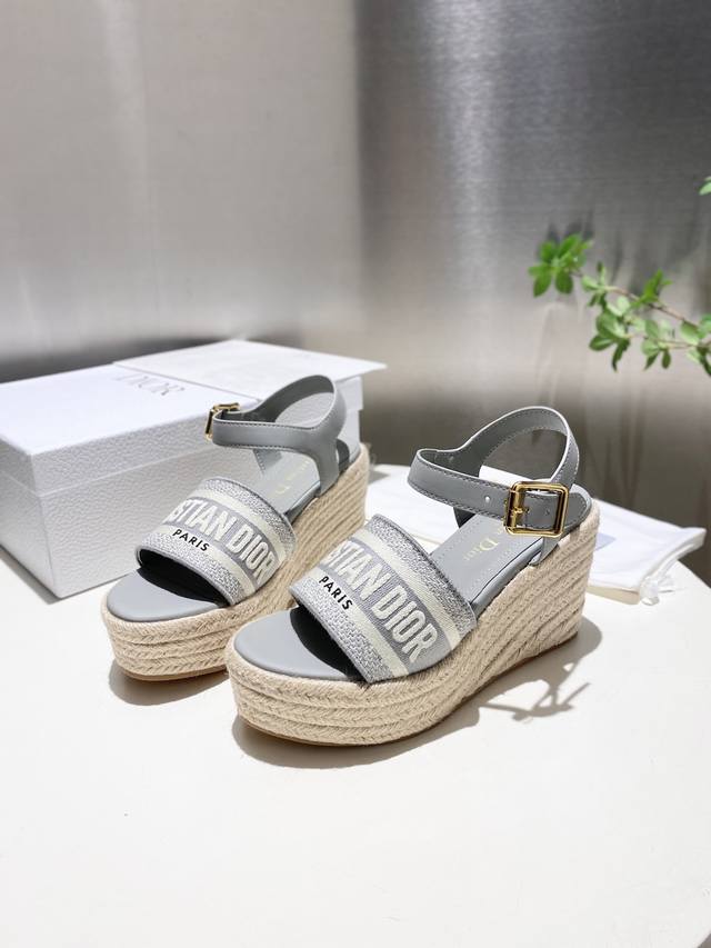 The best-selling Dior 25Ss high-top summer sandal. Simple and versatile. Perfect