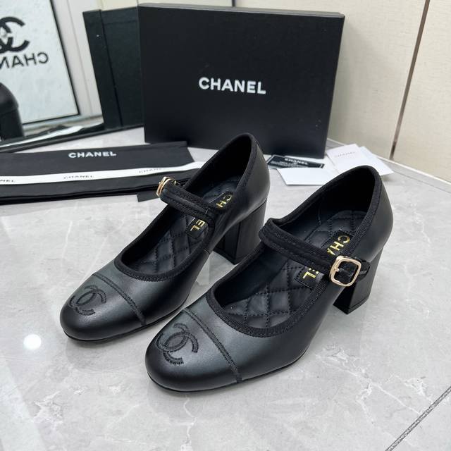 Top-of-the-line Chanel Mary Jane high-heeled shoes for early autumn. Simple, cla