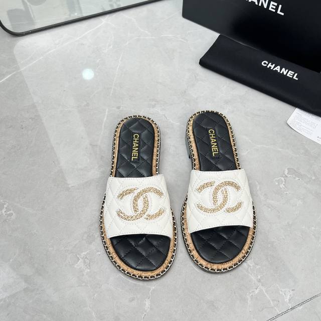 Chanel 25 summer series of sandals and slippers use the classic Chanel diamond p
