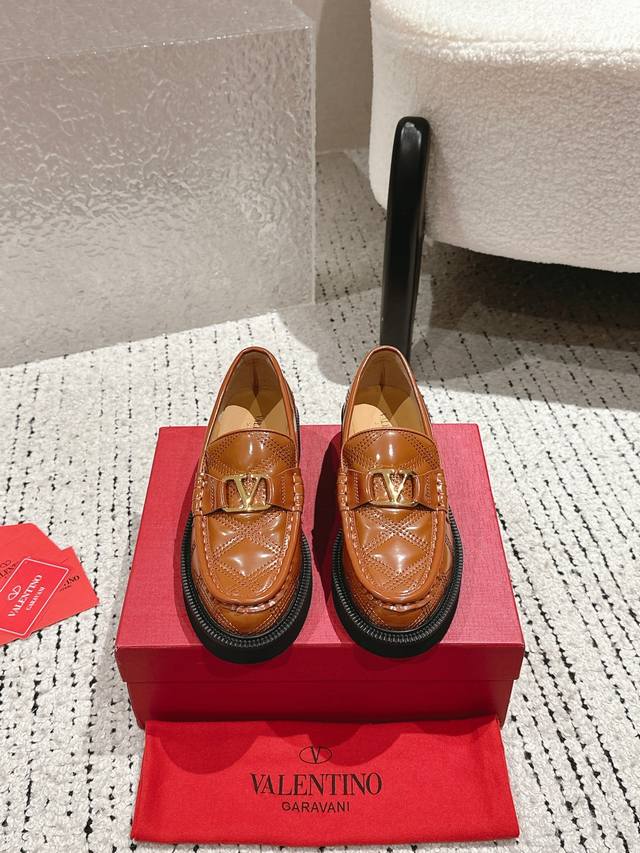 Valentino. Valentino's latest V-neck shoes with fire-rivet and metal studs. Luxu