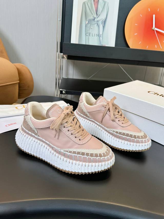 Chloe counters simultaneously launched new sandals, spring and summer models hav