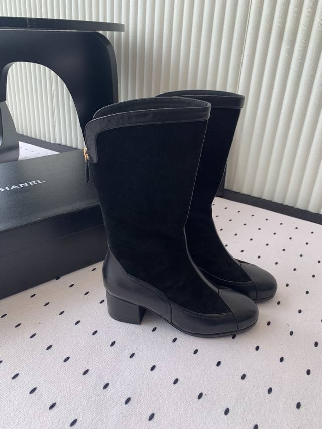 Chanel's new fall/winter high-end boots are now available. This is a hot-selling