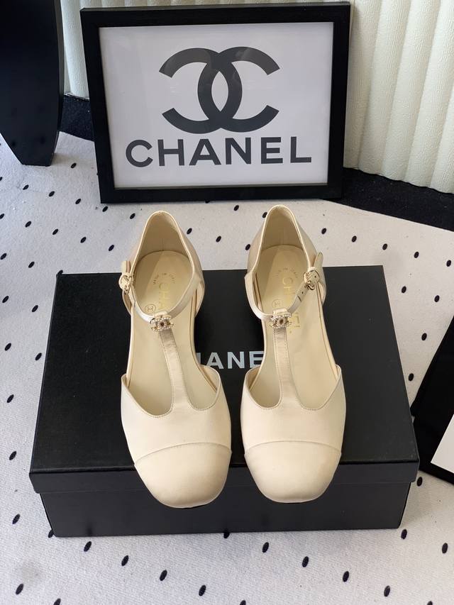 Chanel's new Mary Jane sandals are available in high-end sizes. Exquisite, elega