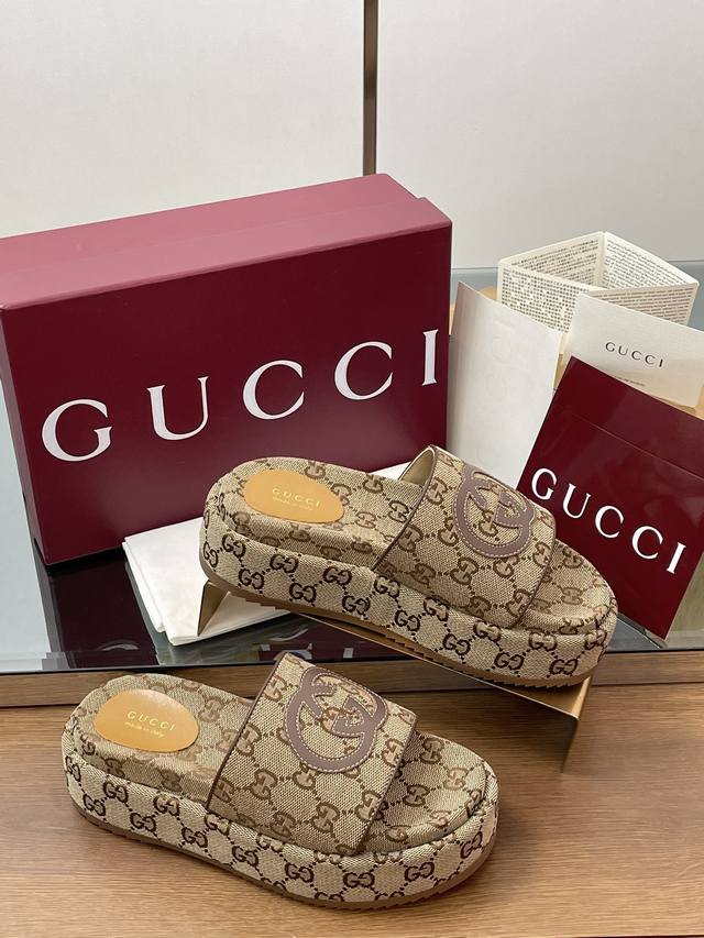 Classic grooved sole Gucci Spring/Summer Classic Double GG platform sandals and