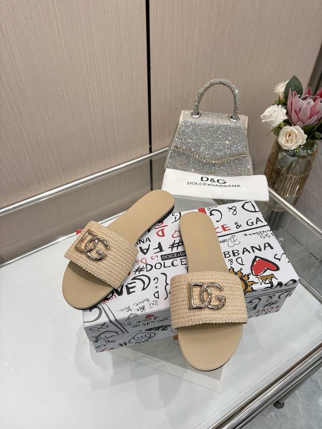 Dolce & Gabbana: Sheepskin lining, sizes 35-43, factory price P, leather sole
