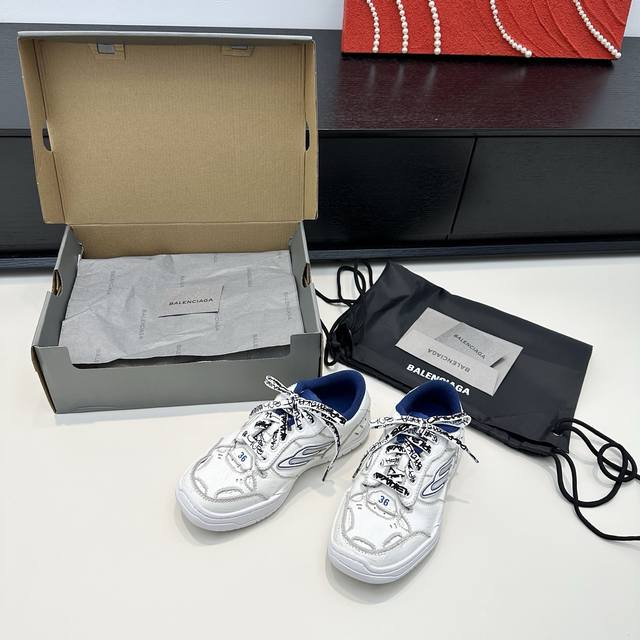 Male 20 Purchasing version Balenciaga Paris family 25 years latest Hamptons unis