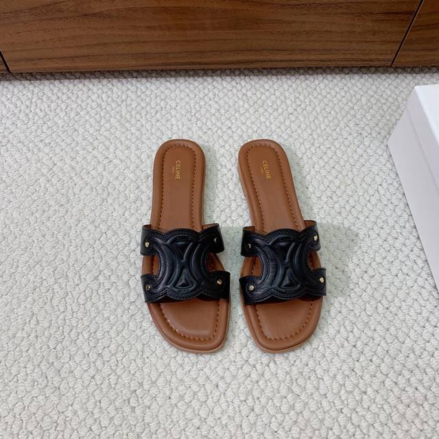 Celi*E Arc de Triomphe slippers. Elegant and timeless, the shoe's silhouette is