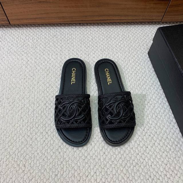 Chan*L flat-soled hollow slippers. A rich, vintage elegance. Sheepskin insole an