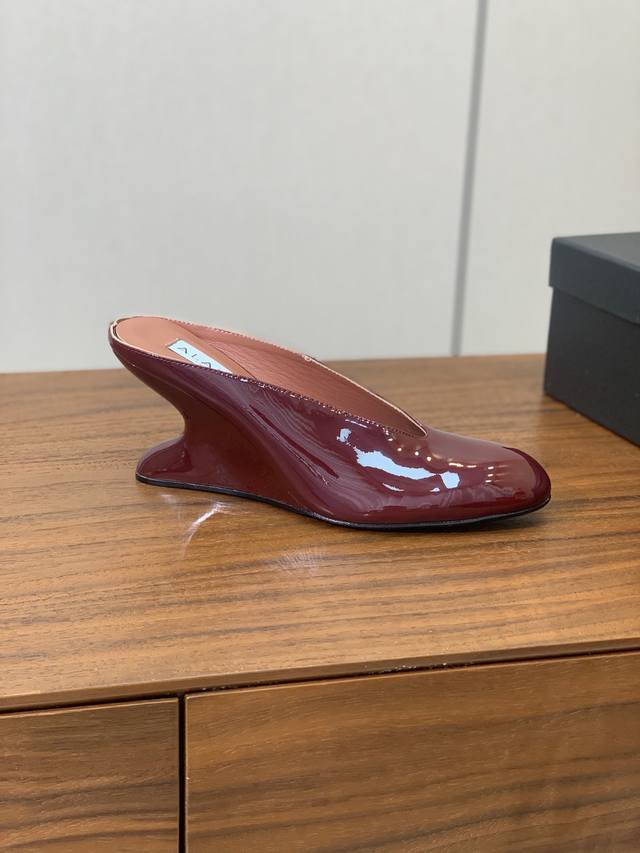 Alaia platform high-heeled slippers. Elegant yet stylish. Absolutely in love. Pa