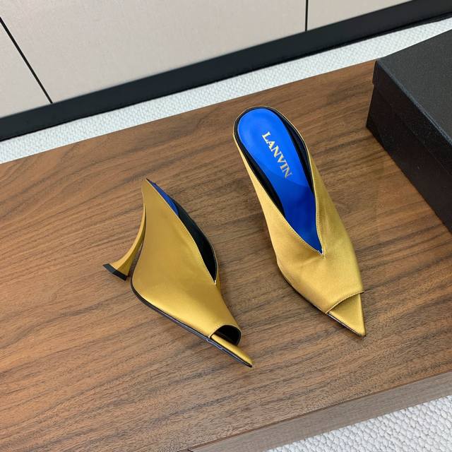 Lanvin high-heeled slippers. Elegant style, creating a unique feel. Silk upper w