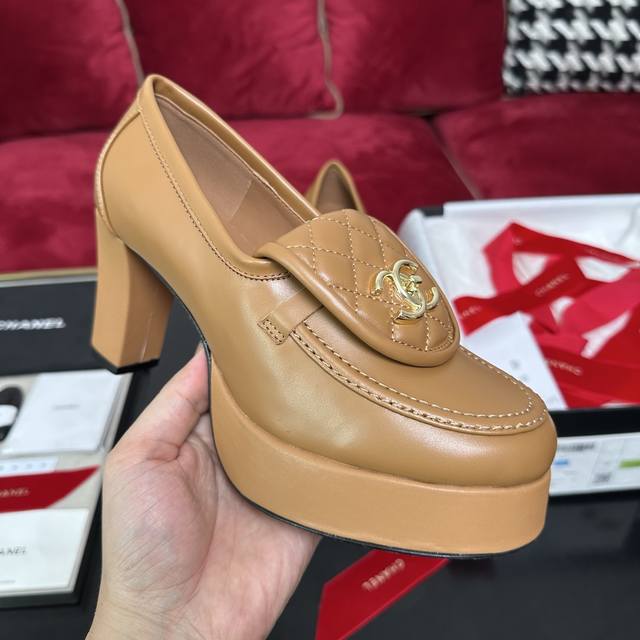 Brown is here! Chanel's latest ultra-high-heeled shoes, a classic schoolbag buck
