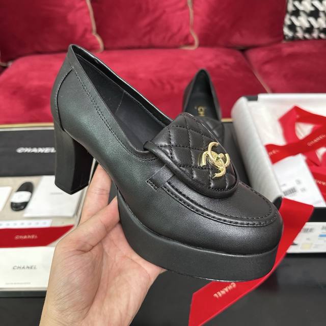 Black is here! Chanel's latest ultra-high-heeled shoes, a classic Chanel-style b