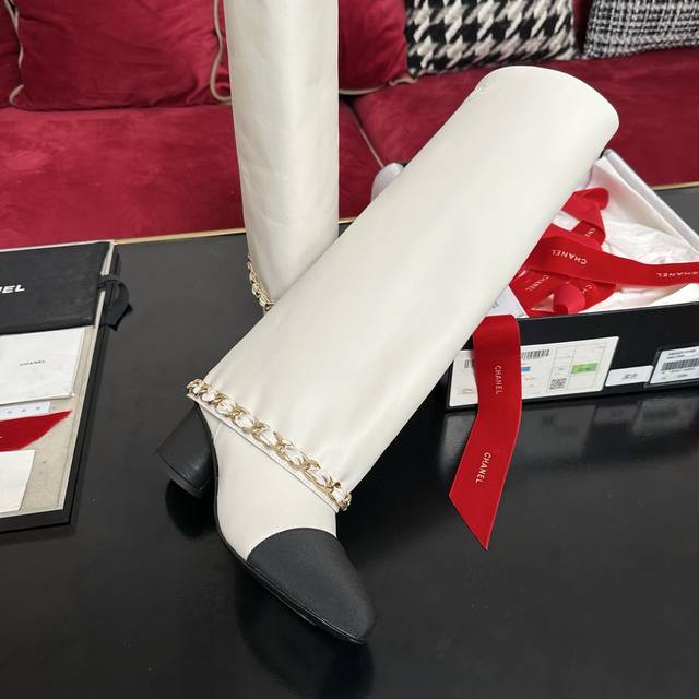 White boots are coming! Chanel's latest runway boots are here! New chain decorat