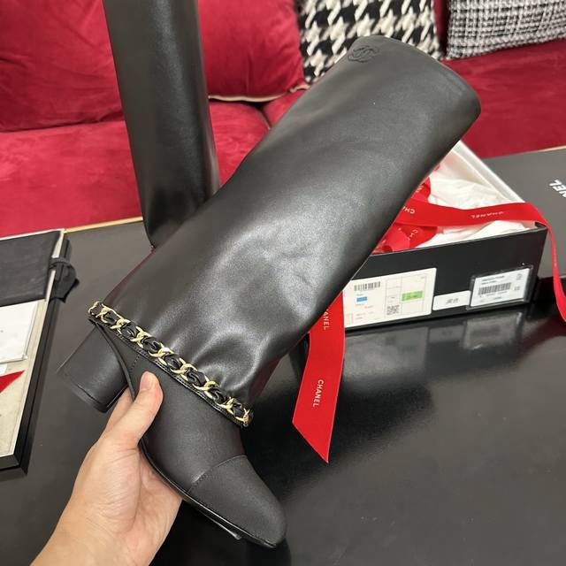 Black boots are here! Chanel's latest runway boots are here! New chain decorativ