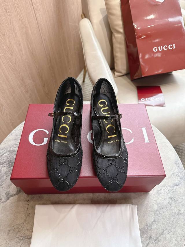 1168-2 Black 35-42 These women's ballet flats offer a contemporary interpretatio