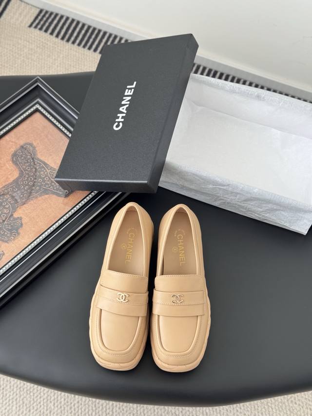 Chanel 25C new diamond-patterned platform shoes. These diamond-patterned platfor