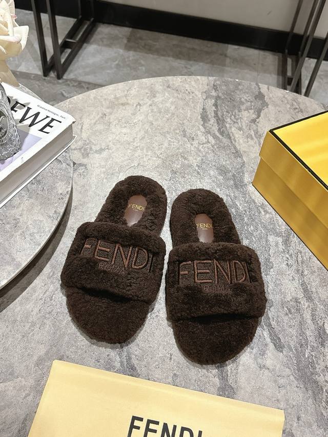 Fendi's new autumn and winter logo embroidered wool slippers are super cute and