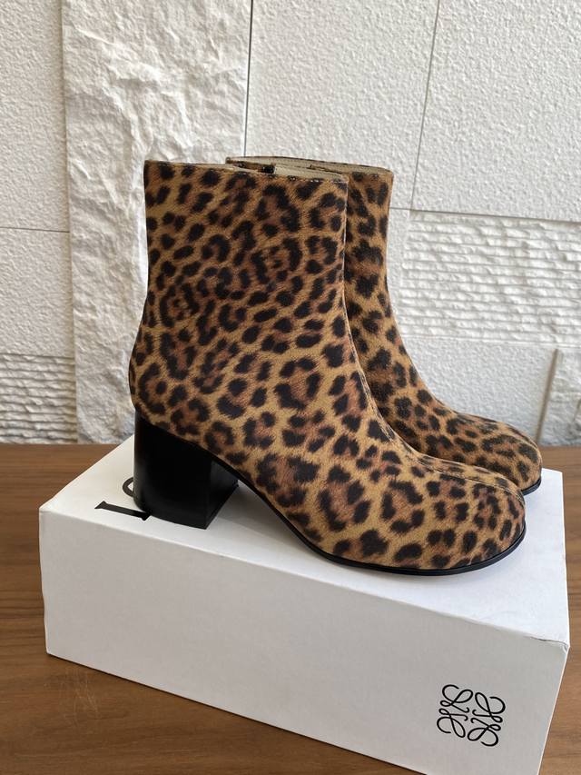 Premium Version: Loewe's new Autumn/Winter 25Ss leopard print round-toe zippered