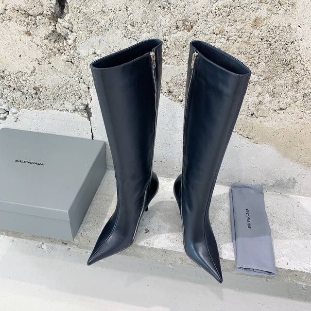Balenciaga* new autumn and winter pointed boots. Instagram bloggers and major ma