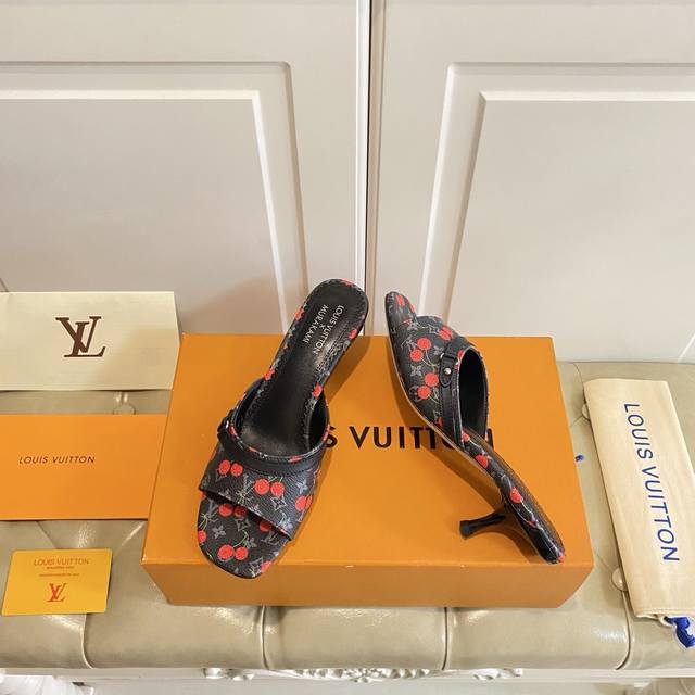 factory price P, top quality, Louis Vuitton new slippers, denim classic old patt