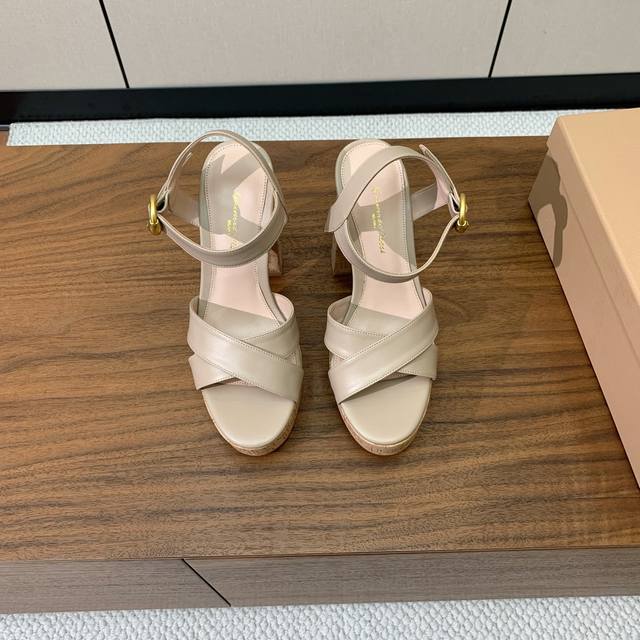 Gianvit* Ross* platform sandals. Simple yet distinctive design. Perfect for a ti