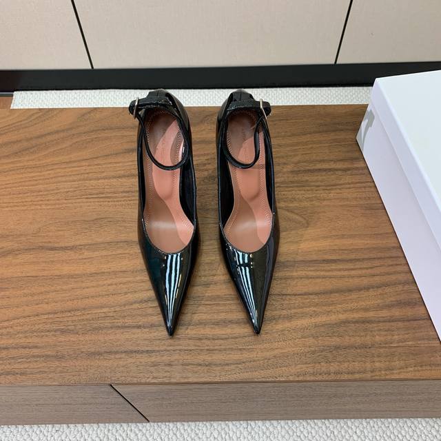 Amina Muaddi pointed-toe shoes. A simple, elegant style. Patent leather upper. S