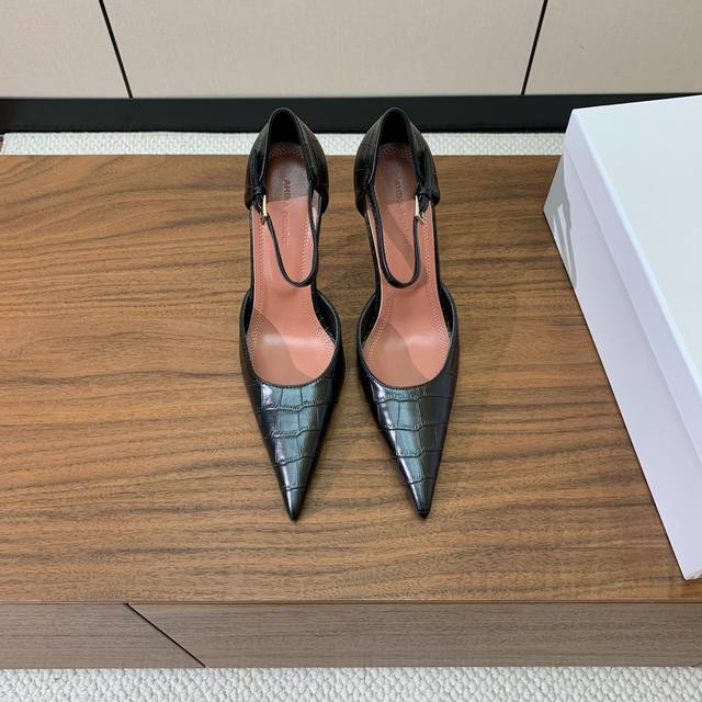 Amina Muaddi pointed-toe hollow shoes. A simple, elegant style. Embossed cowhide