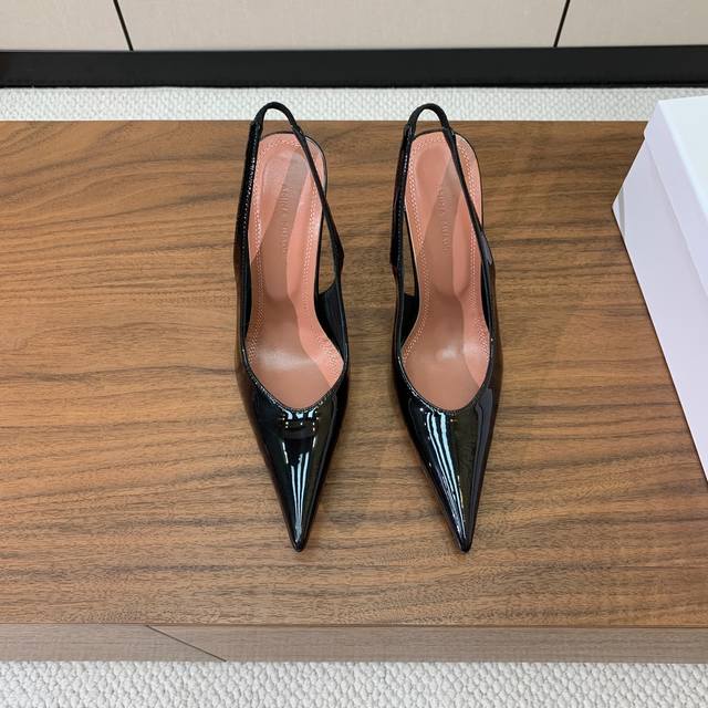 Amina Muaddi pointy-toe slingback shoes. A simple, elegant style. Silk, leopard