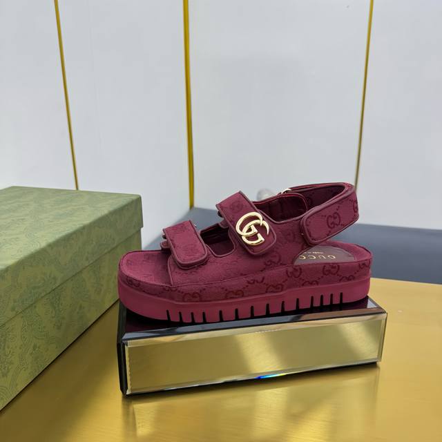 Couple's Style with a Complete Gucci Official Store Box. This pair of new Velcro