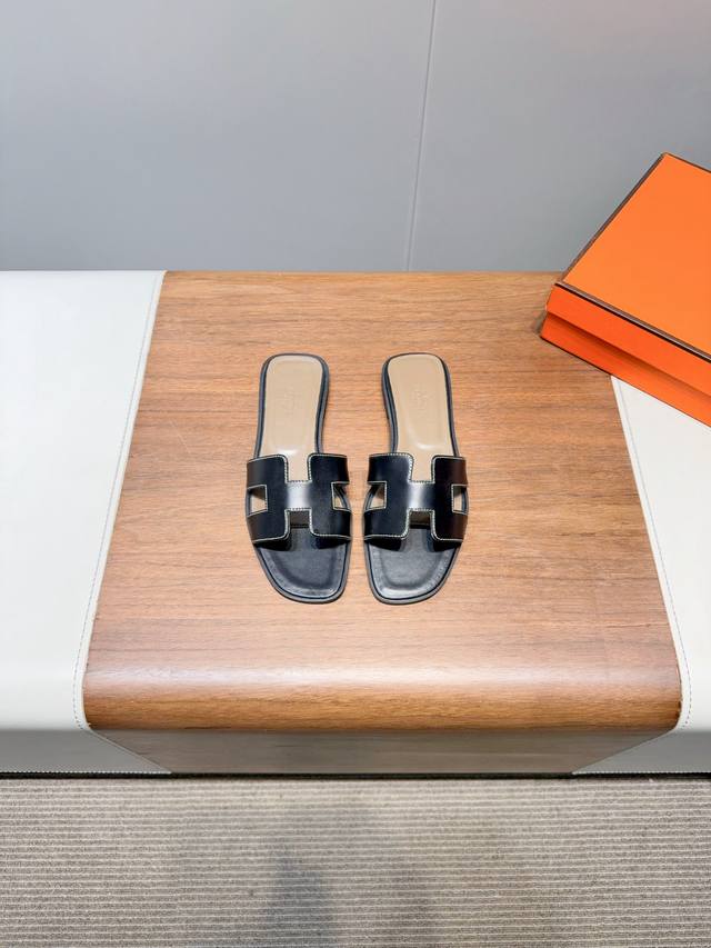 Sandals. Simple slippers, but not simple. Low-key H slippers, surprisingly good-