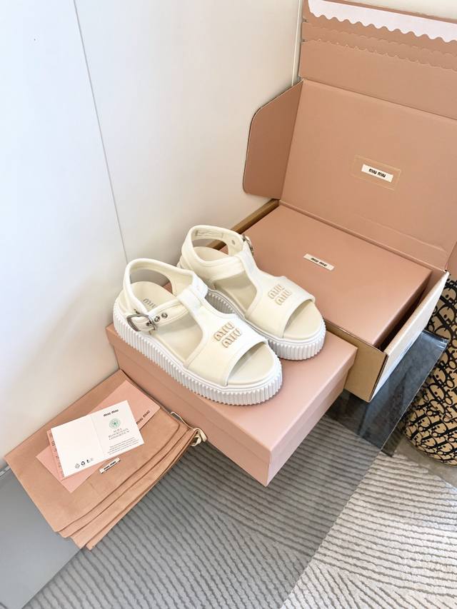 Miumiu's new 25A canvas sneakers are so popular for a reason! They're incredibly