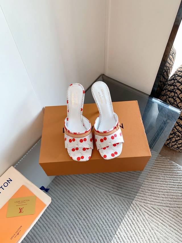 P Lv Ss25 New Arrival ~ L's 25 spring and summer single kitten heel slippers in